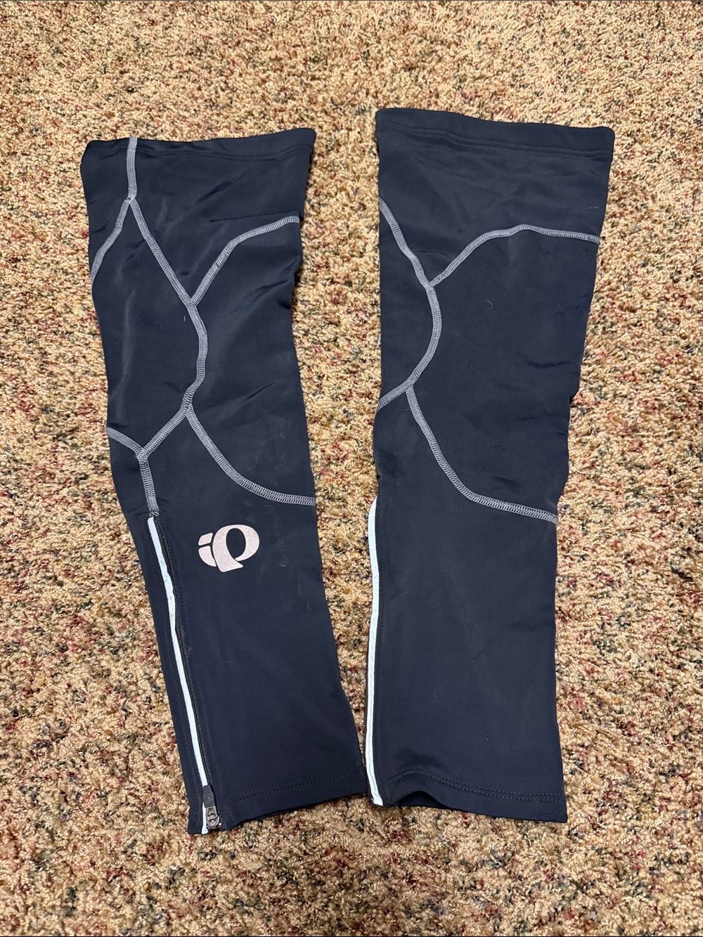 Pearl Izumi Black Cycling Leg Warmers with Gray Contrast and Reflective Logo